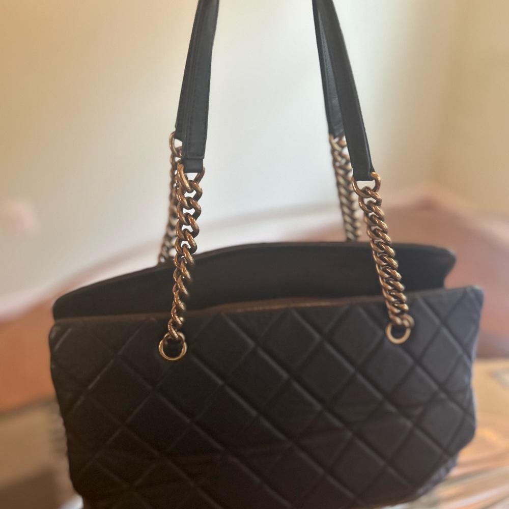CHANEL Black Matelasse Quilted Tote with Gold Chain - Picture 4 of 11